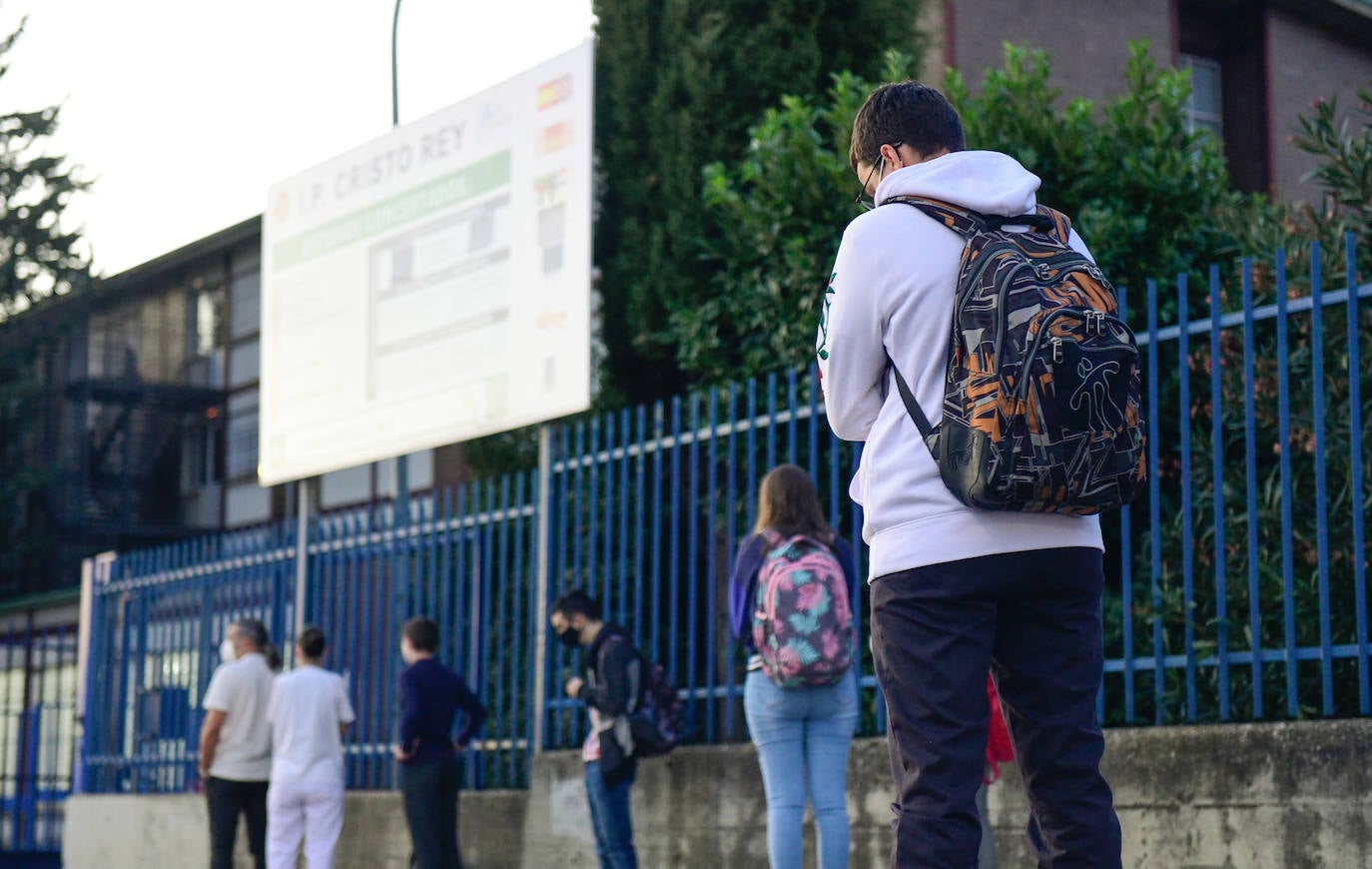 Primer día de los alumnos de Secundaria y Bachillerato en el Colegio Cristo Rey de Valladolid.