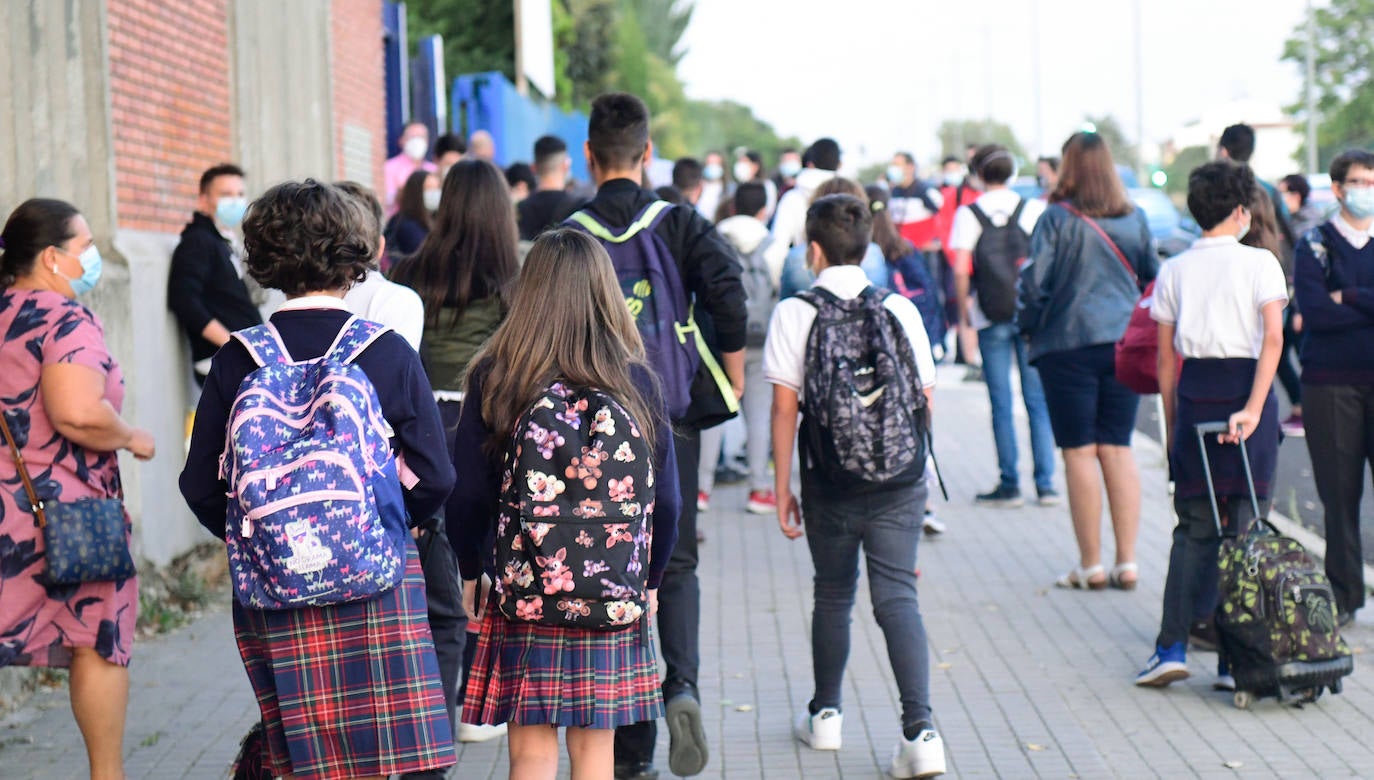 Primer día de los alumnos de Secundaria y Bachillerato en el Colegio Cristo Rey de Valladolid.