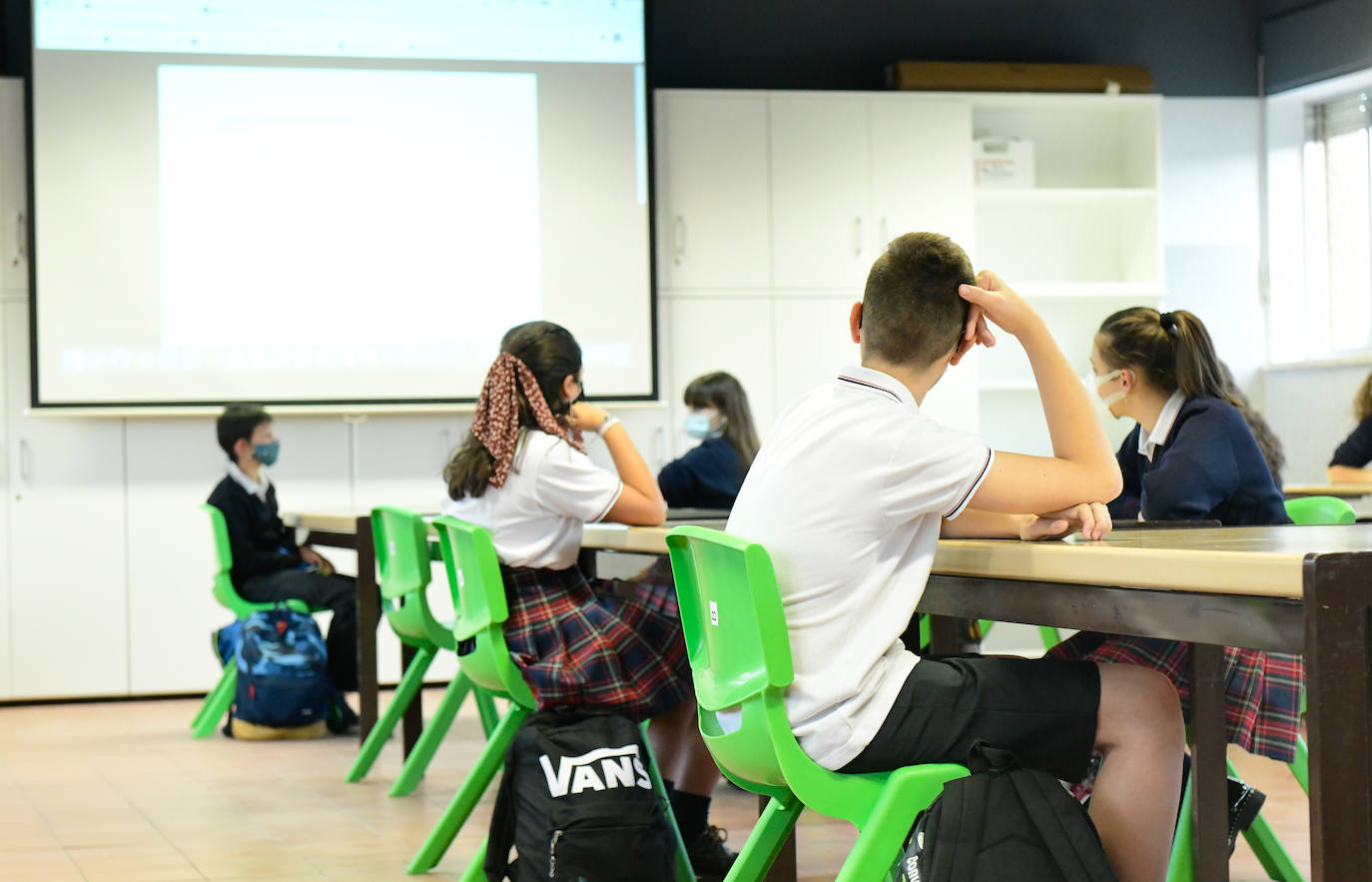 Primer día de los alumnos de Secundaria y Bachillerato en el Colegio Cristo Rey de Valladolid.