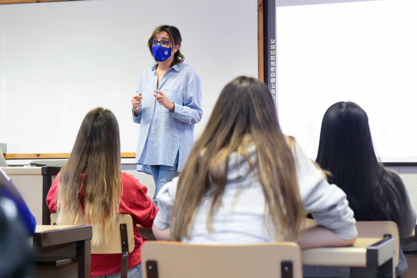 Primer día de los alumnos de Secundaria y Bachillerato en el Colegio Cristo Rey de Valladolid.