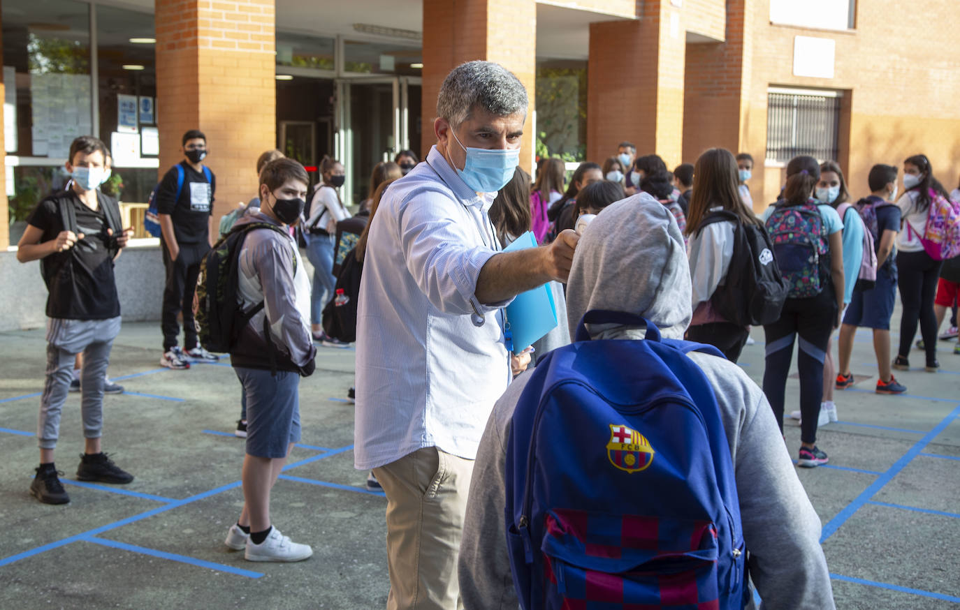 Primer día de los alumnos de Secundaria y Bachillerato en el IES Ribera de Castilla.