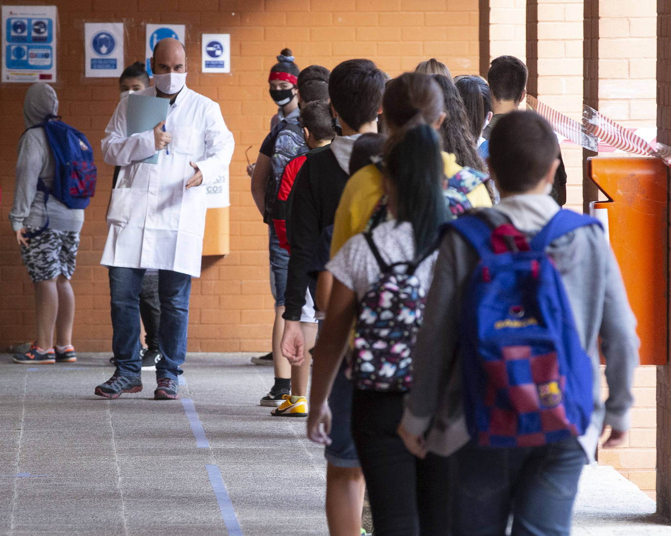 Primer día de los alumnos de Secundaria y Bachillerato en el IES Ribera de Castilla.