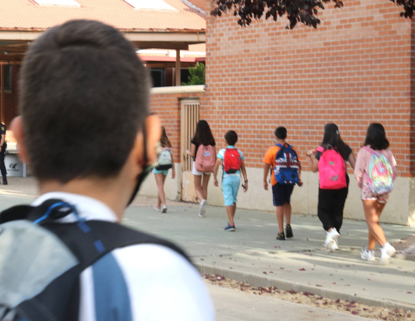 Primer día de los alumnos de Secundaria y Bachillerato en el IES Vega del Prado.