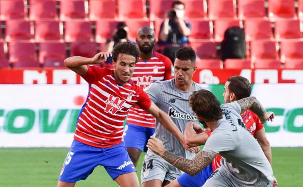 Imagen principal - Luis Milla, Take Kubo y Yunus Musah, tres futbolistas que dejaron buenas sensaciones en la primera jornada. 