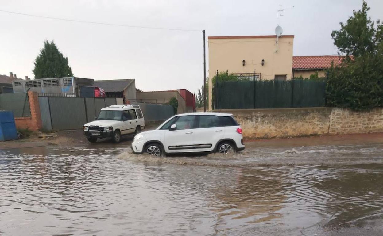 El agua inunda una de las calles de Medina de Rioseco este lunes.