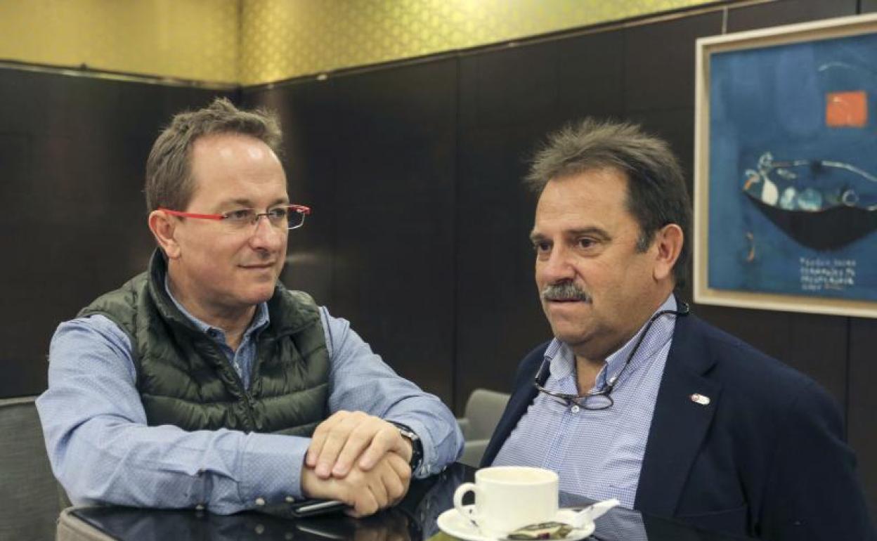 El secretario general de la organización, Pedro Hojas (I), y el secretario regional, Miguel Angel Gutiérrez Fierro (D), en una imagen de archivo.