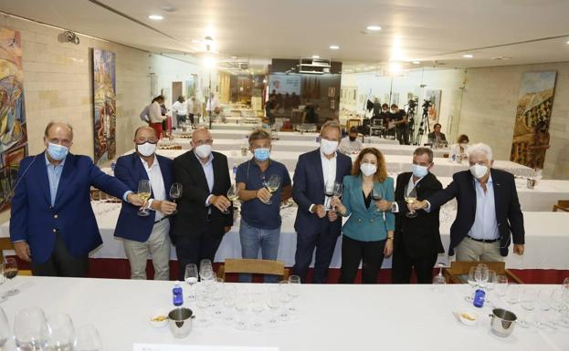 Pablo Álvarez (Bodegas Rothschild-Vega Sicilia), Carlos Moro (Grupo Matarromera), Marcos Eguren (Bodegas Sierra Cantabria), Álvaro Palacios (Bodegas Palacios Remondo), Agustín Santolaya (Bodegas Roda), Almudena Alberca (Master of Wine), Pablo Martín (Sumilleres de España) y Carlos Martínez Bujanda (Finca Valpiedra).