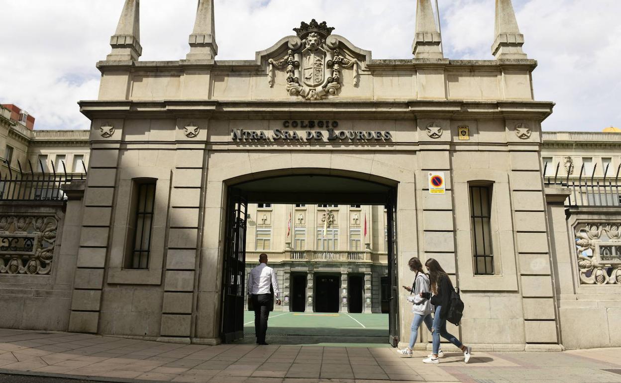 Acceso al colegio Nuestra Señora de Lourdes de la capital, donde ayer se confinó a una clase de Infantil tras detectarse un positivo. 