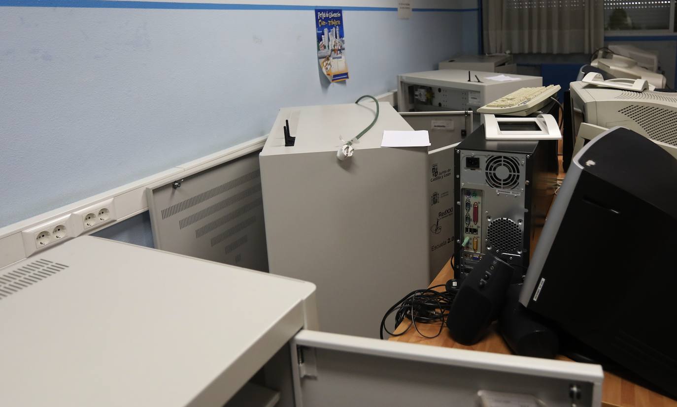 Imagen secundaria 1 - Algunos de los desperfectos ocasionados por los ladrones en el interior del centro. 