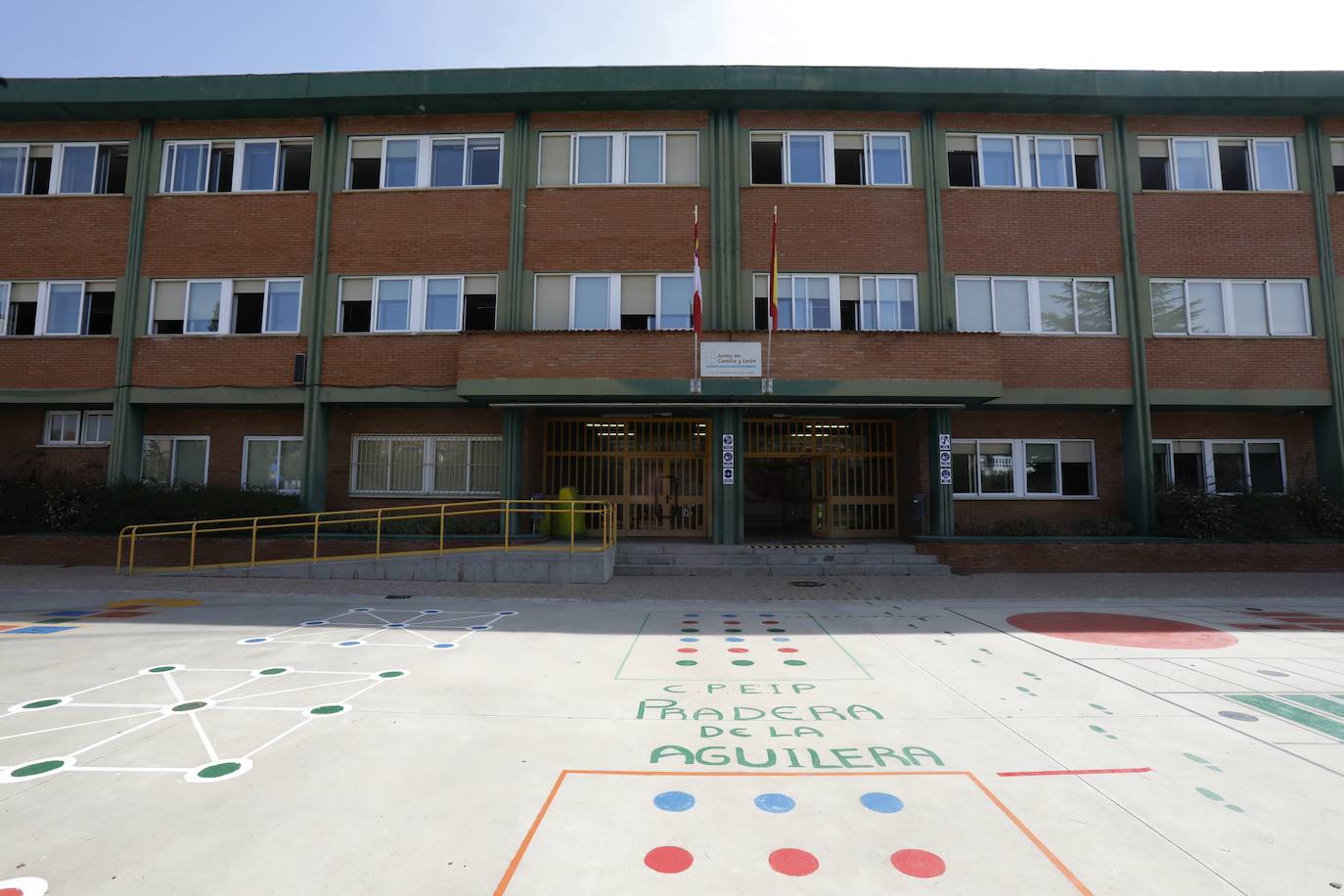 Imagen principal - Algunos de los desperfectos ocasionados por los ladrones en el interior del centro. 