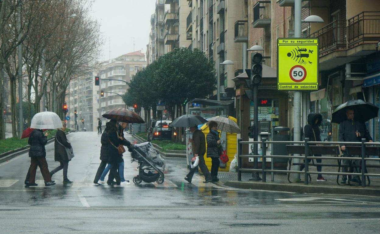 Varias personas se protegen con sus paraguas de la lluvia.