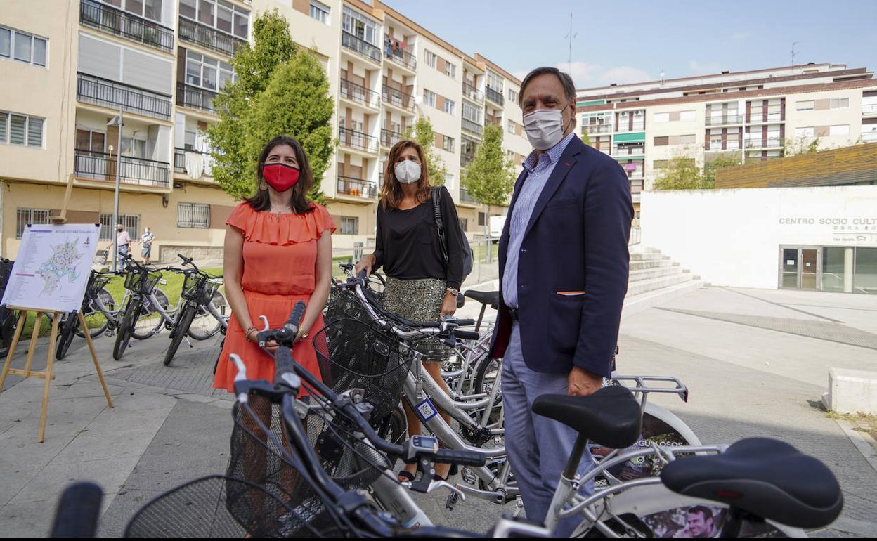 Responsables municipales en una base aparcabicicletas.