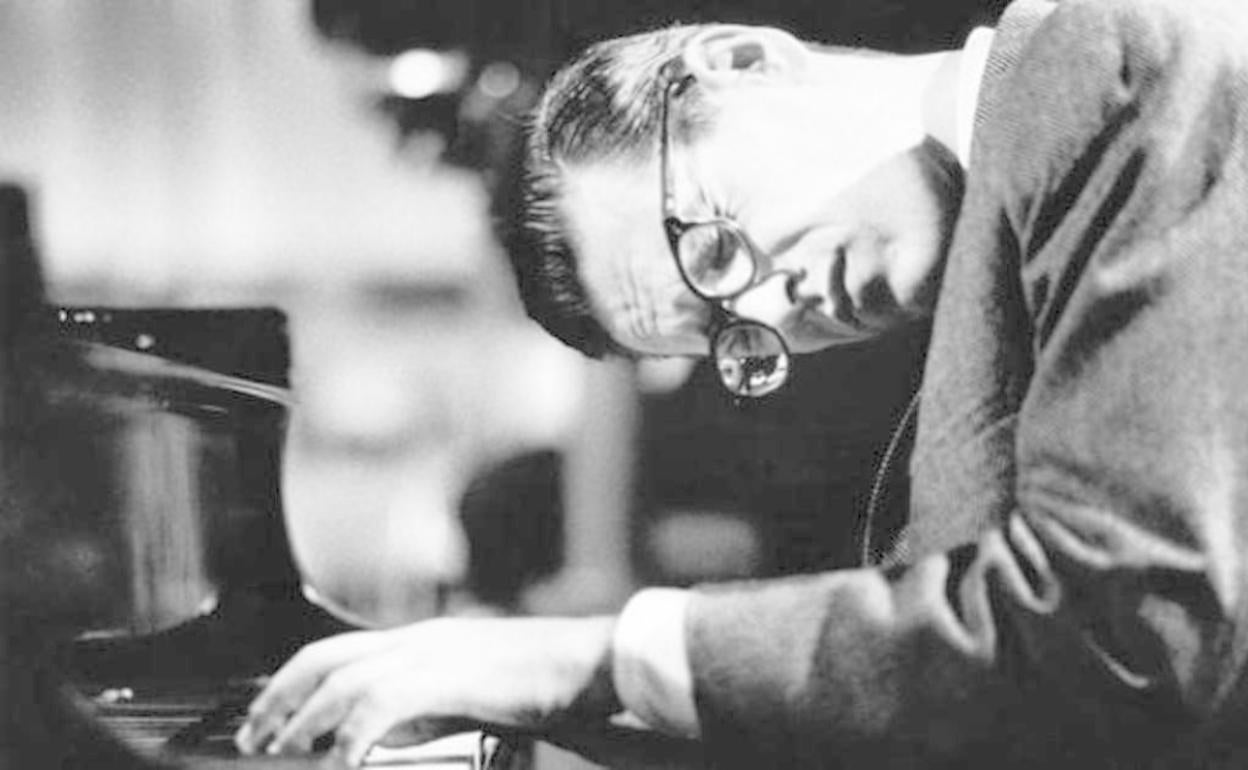 Bill Evans, al piano.