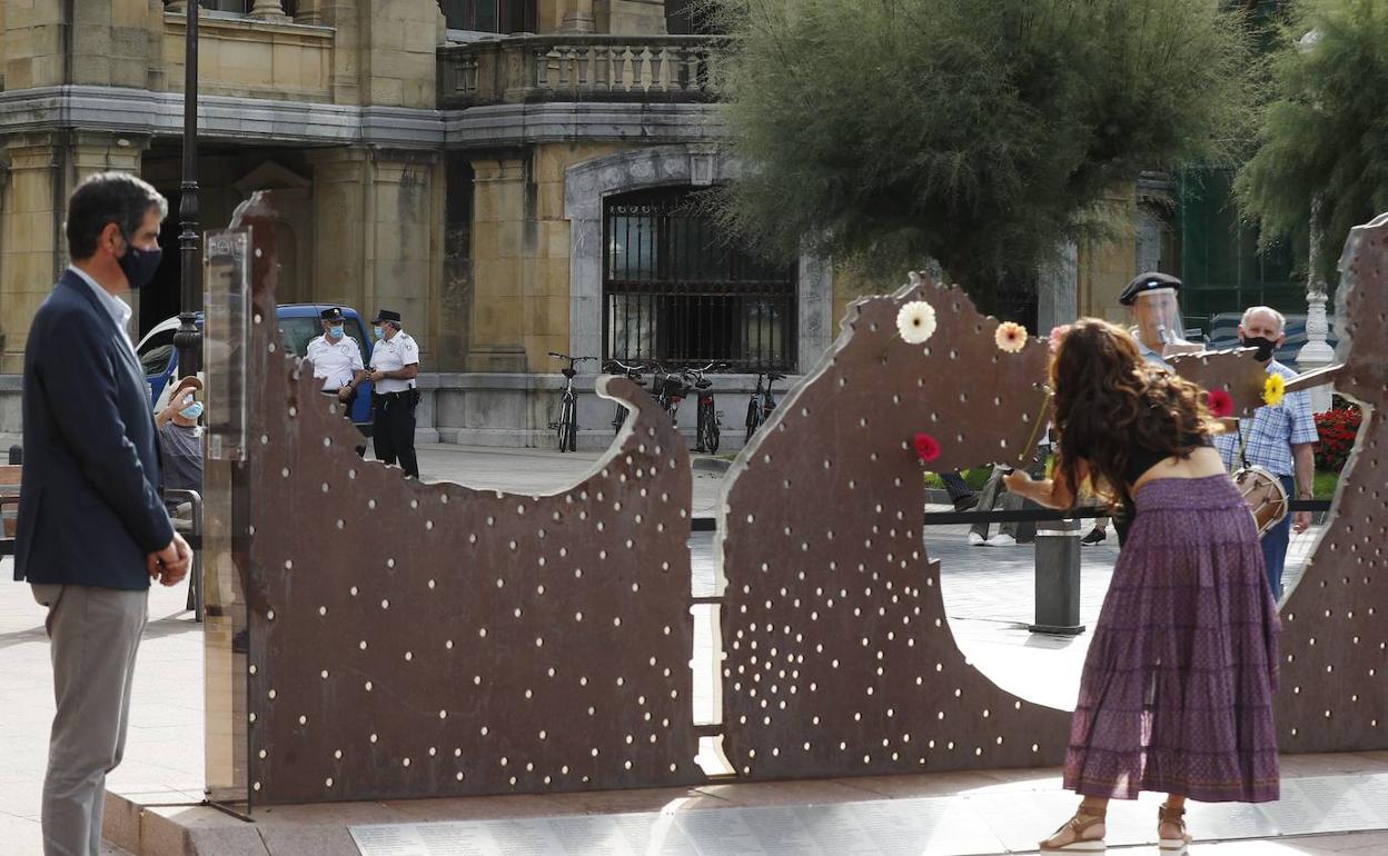 Ofrenda floral en recuerdo de las víctimas del franquismo de San Sebastián.