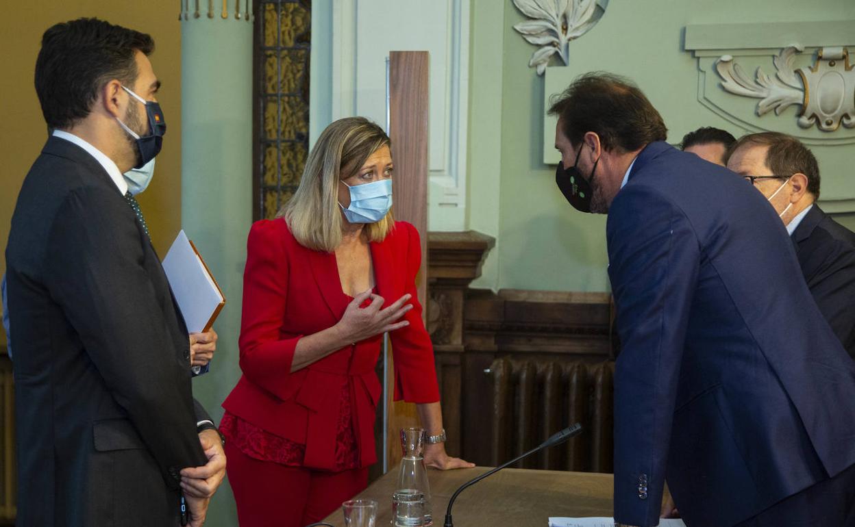 Pilar del Olmo habla con el alcalde antes de comenzar el pleno. 