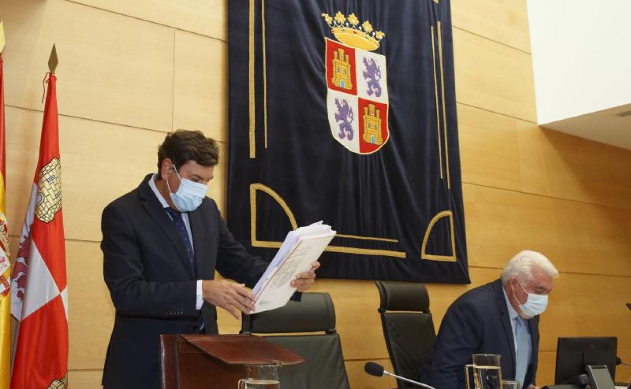 El consejero Carlos Fernández Carriedo, se prepara para intervenir en la comisión parlamentaria. 