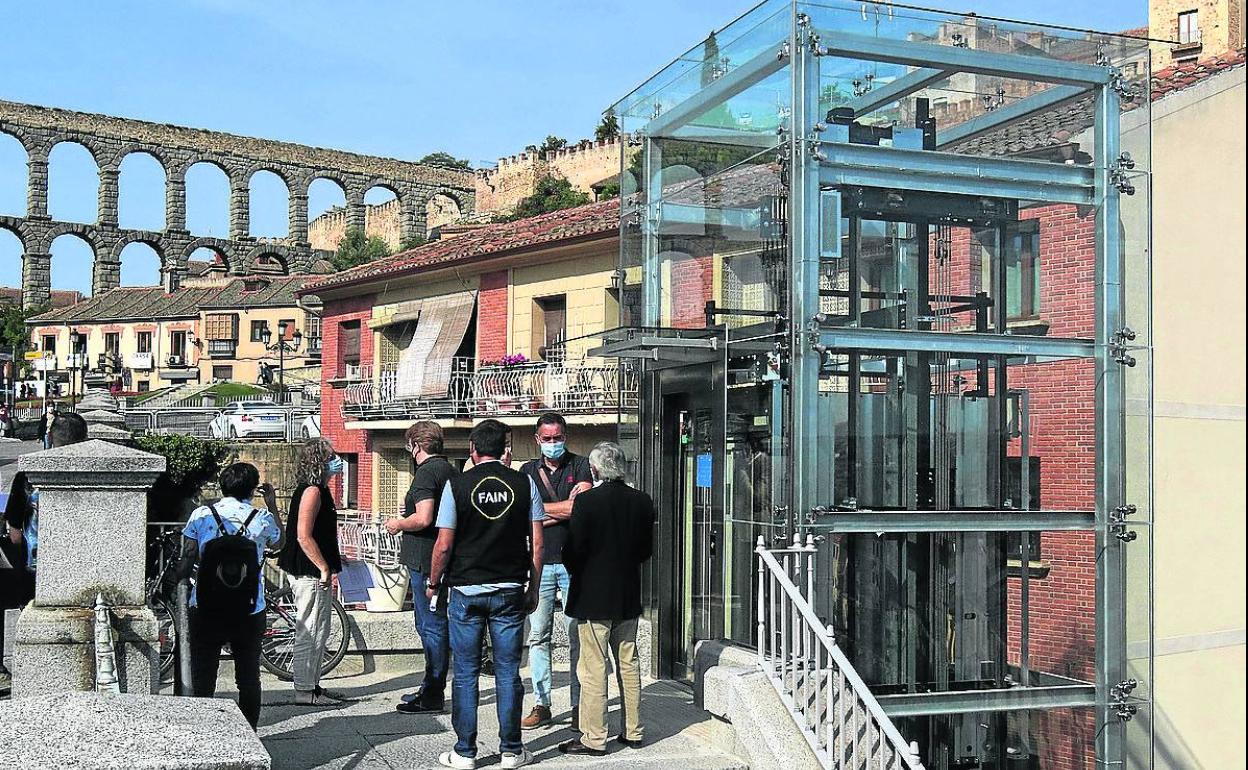 El ascensor de la calle Gascos, antes de su puesta en funcionamiento en la mañana de ayer. 