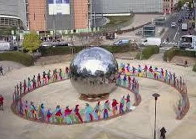 Imagen secundaria 1 - La escultura, en Amsterdam y Gabarrón, junto a alguna de las figuras humanas.