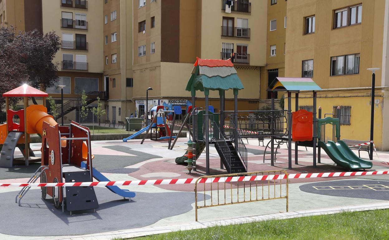 Parque infantil precintando ayer en Villamuriel de Cerrato.