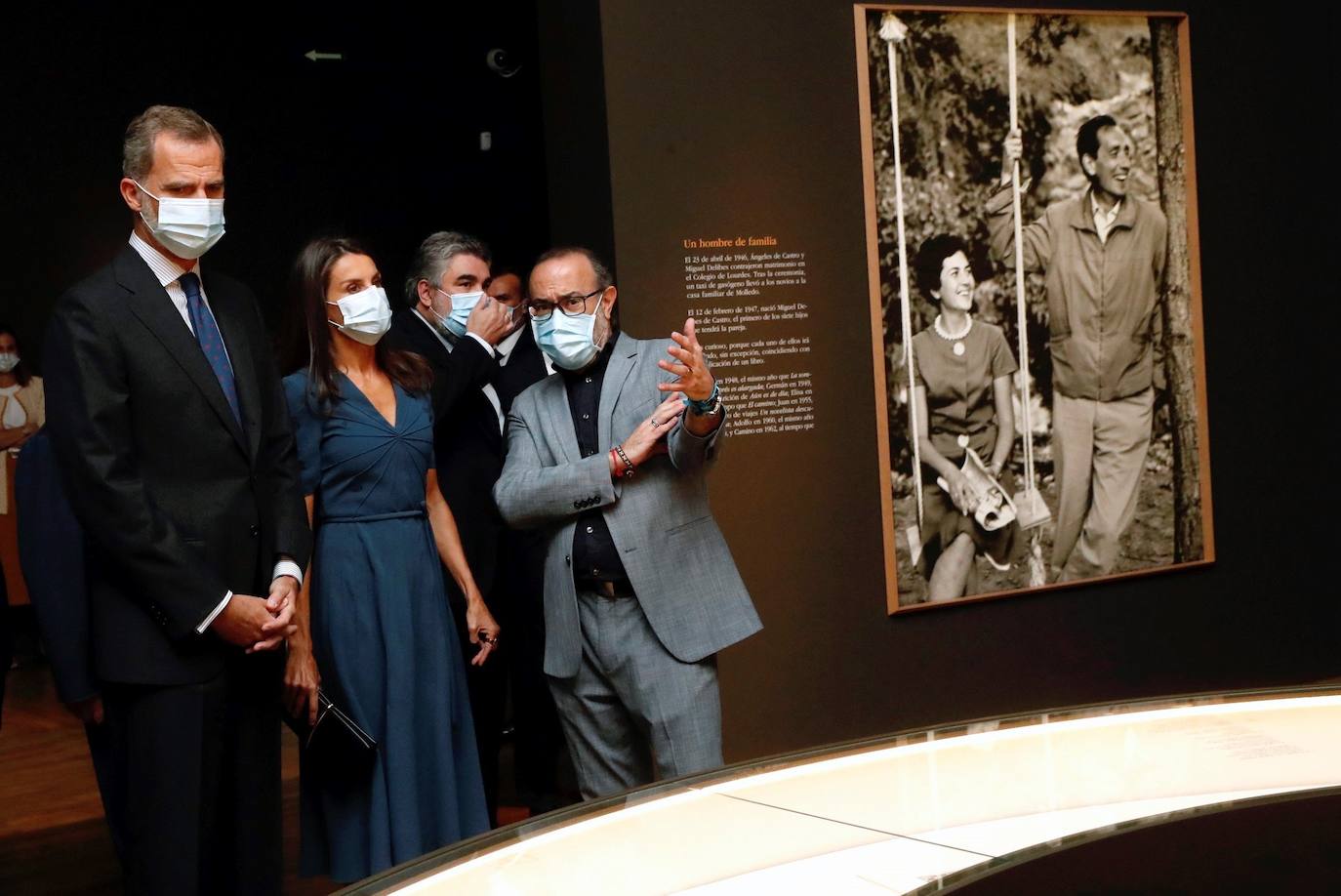 Los Reyes inauguran en la Biblioteca Nacional de Madrid la exposición sobre Miguel Delibes.