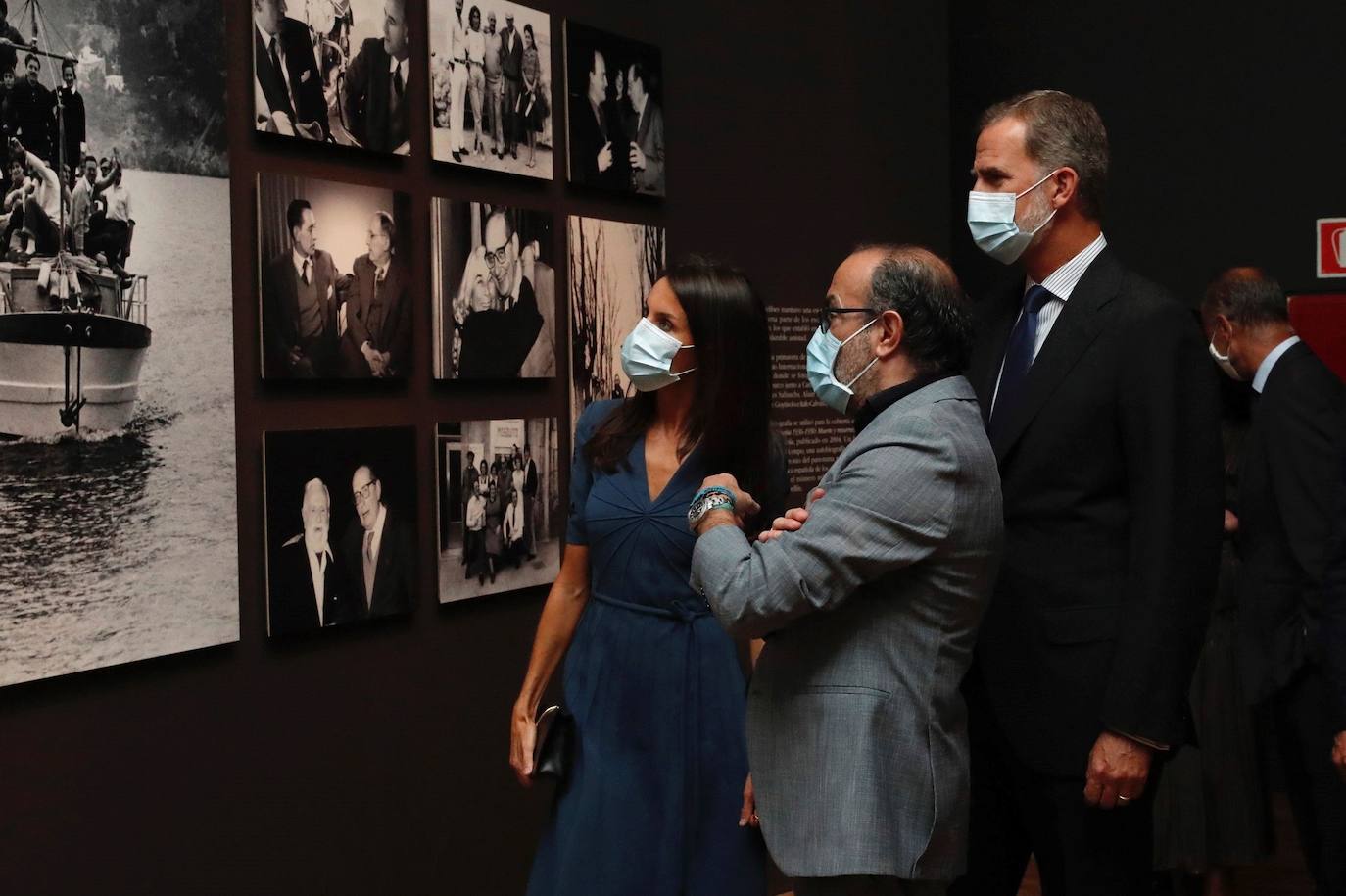 Los Reyes inauguran en la Biblioteca Nacional de Madrid la exposición sobre Miguel Delibes.