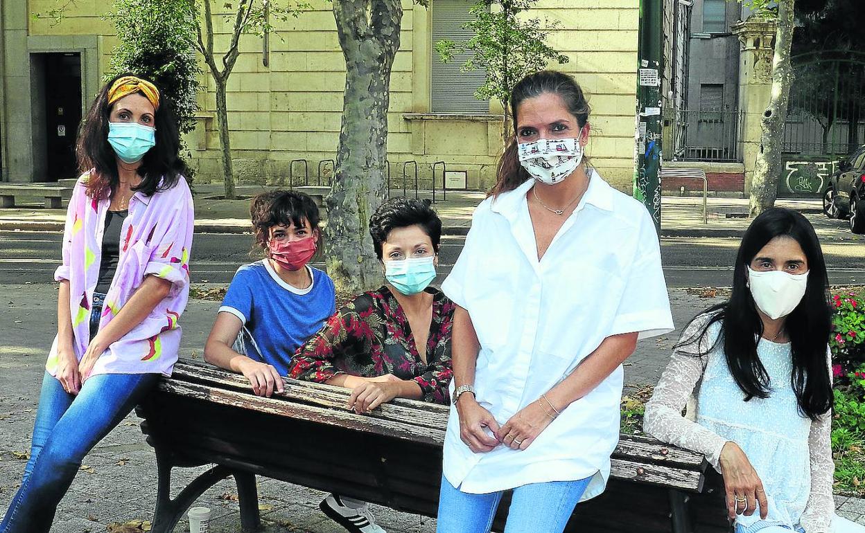 De izquierda a derecha, las sanitarias Irene Muñoz,Cinta Arribas, Irene García, Antia Briones y Olga Sacristán, que participan en el proyecto de 'mindfulness', en un banco frente a la Facultad de Medicina. 