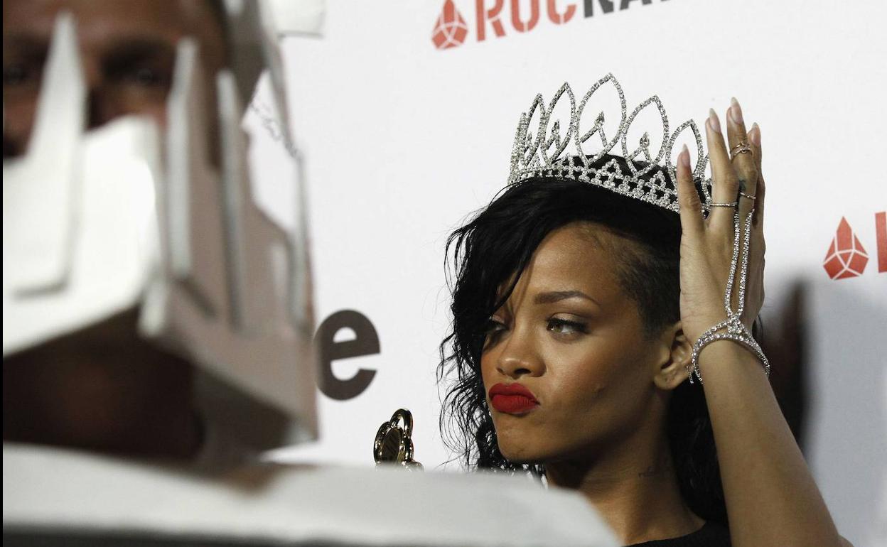 La cantante Rihanna ya va preparándose la corona por si la llaman para reinar en Barbados.