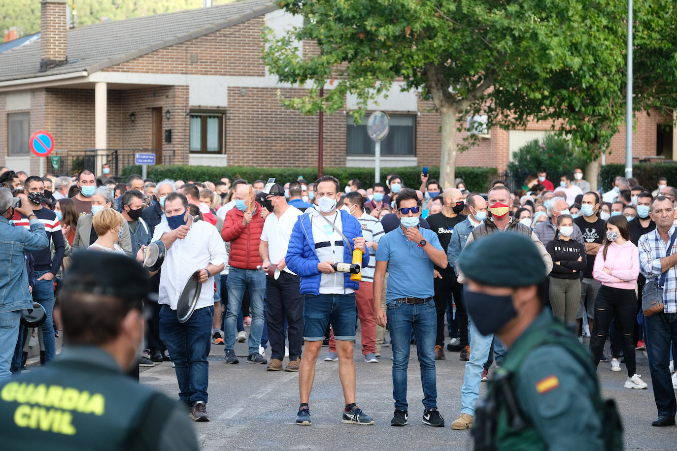 Fotos: Una protesta vecinal en Renedo consigue echar a la familia de okupas