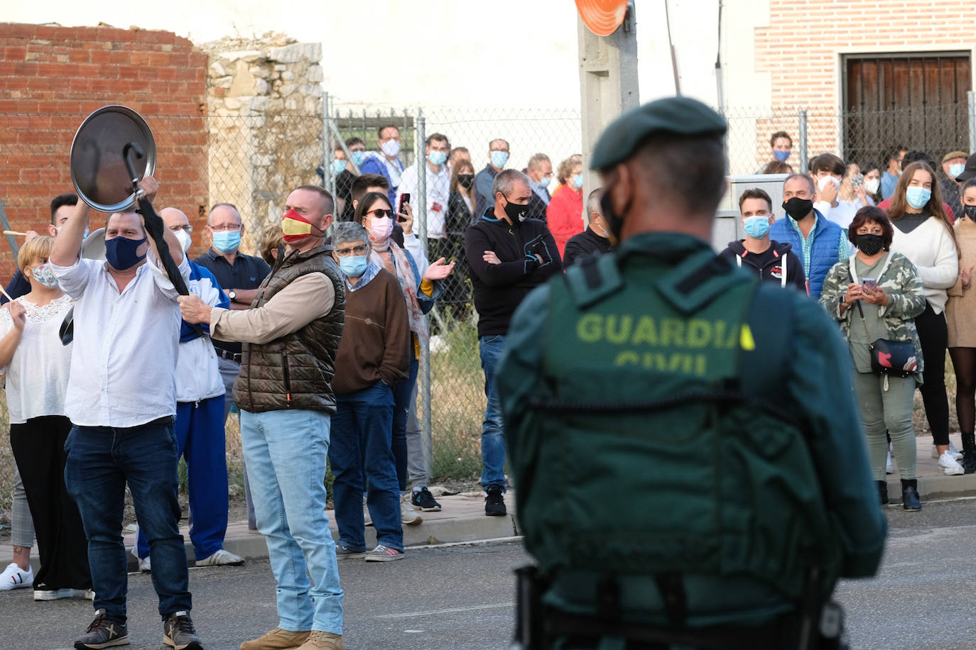 Fotos: Una protesta vecinal en Renedo consigue echar a la familia de okupas