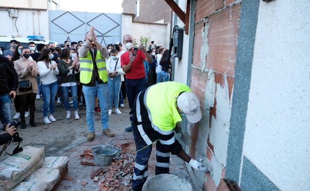 Galería. Un albañil tapia la vivienda de Renedo.