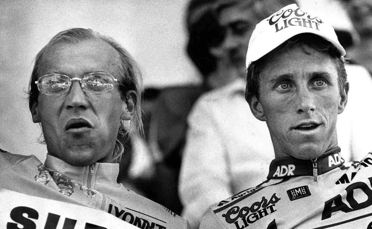 Fignon y Lemond en el podio de la etapa 19 del Tour de 1989. El americano doblegaría al francés dos días después. 