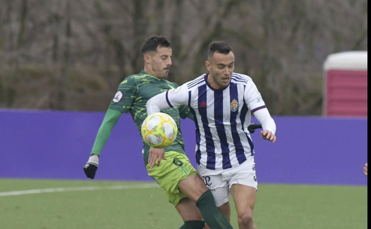 El blanquivioleta Corral, durante un encuentro con el Real Valladolid Promesas ante el Guijuelo.