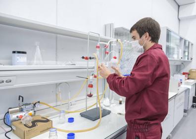 Imagen secundaria 1 - Arriba, Marilena Bonilla y Pedro Martín extraen mosto de uno de los depósittos. Abajo a la izquierda, Carkos Monís, alumno de la Santa Espina en prácticas, mide el sulfuroso. A la derecha, depósitos de acero inoxidable. 