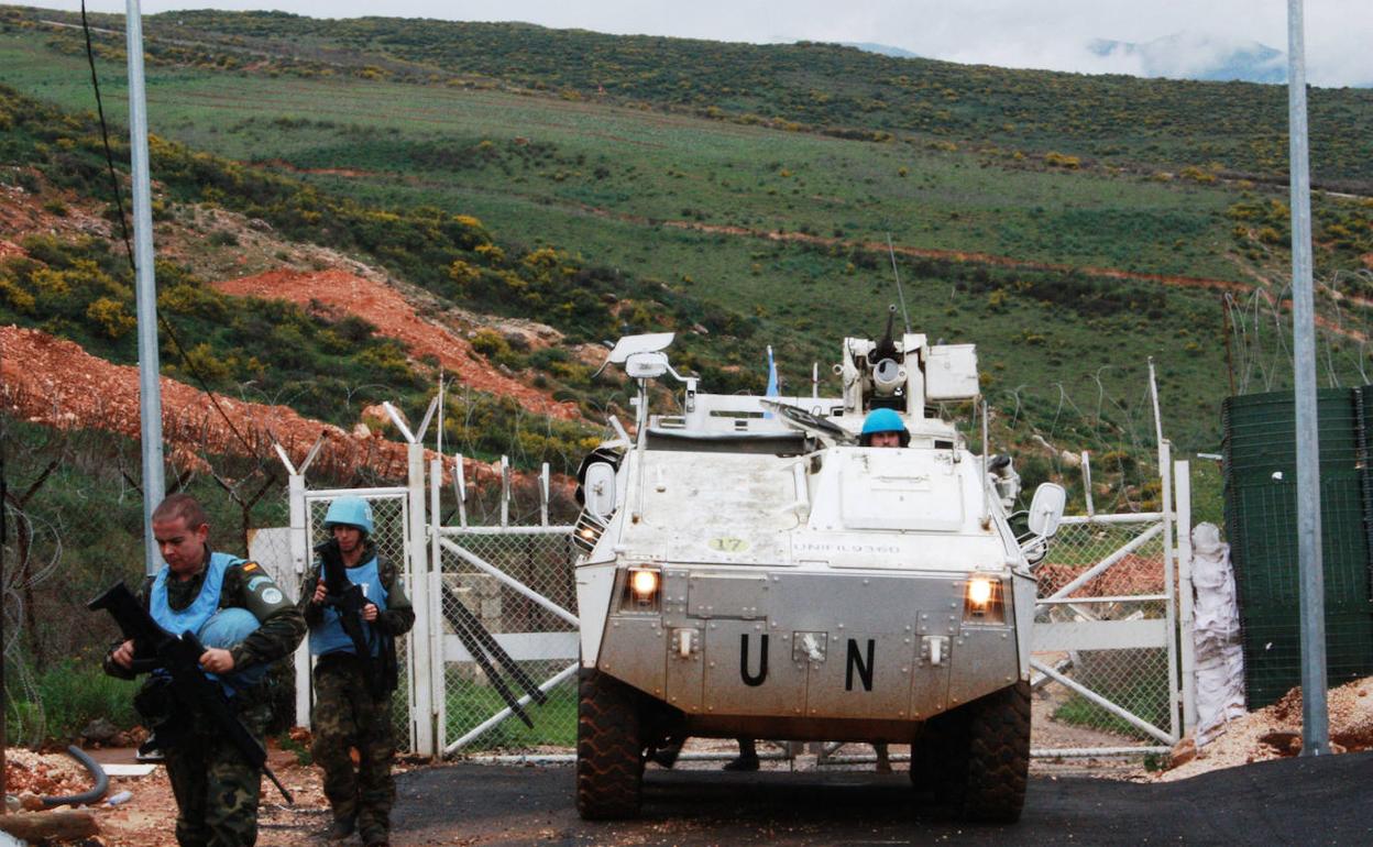 Un blindado español accede a su base en Líbano.