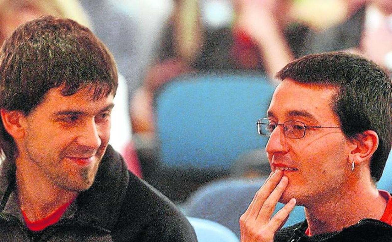 Gorka Loren Lafourcade, a la derecha, en el juicio por el intento de atentado en la estación de Chamartín de Madrid.