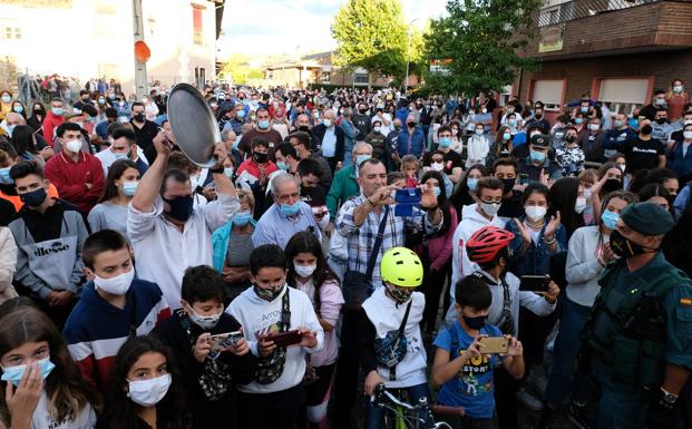 Los vecinos del pueblo salieron a la calle con un objetivo común, que lograron.