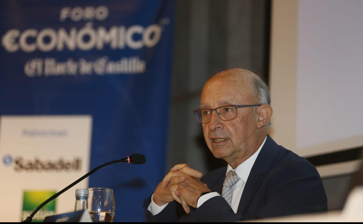 El exministro Cristóbal Montoro, hoy miércoles, en el Foro Económico de El Norte.