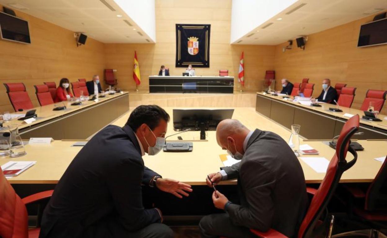 Raúl de la Hoz (PP) conversa con David Castaño (Cs) durante una Junta de Portavoces de las Cortes.