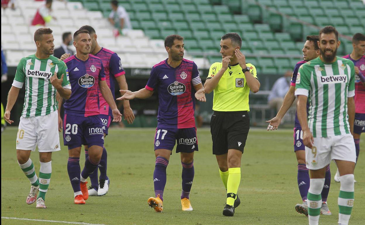 El árbitro conversa con Moyano después de señalar el penalti