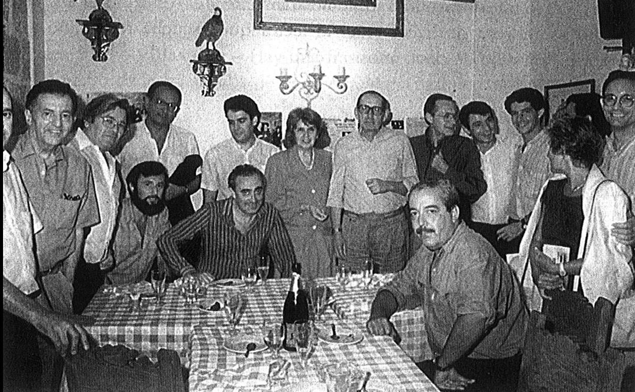 En la foto (de 1986), Delibes rodeado de cuatro directores de sendas novelas suyas: Ana Mariscal, Antonio Mercero, Mario Camus y Antonio Giménez-Rico.