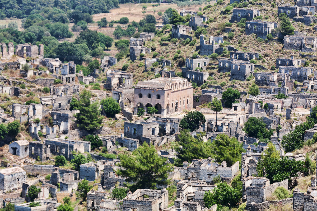 Kayaköy (Turquía) | La guerra turco-griega de principios del siglo XX hizo mella en esta ciudad del siglo XVIII, cuyos habitantes tuvieron que huir al encontrarse en territorio enemigo. Sus muros aún siguen en pie y recuerdan cómo era la vida cuando sus casas y edificios estaban habitados.