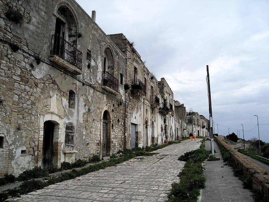 Carco (Italia) | Esta localidad italiana llegó a tener hasta 2.500 ciudadanos en la Edad Media. Ubicada en la cima valle de Cavone, también tenía una universidad y cuatro palacios. Las leyendas sobre su abandono rodean este misterioso lugar, ya que se desconoce la causa por la que quedó deshabitada.