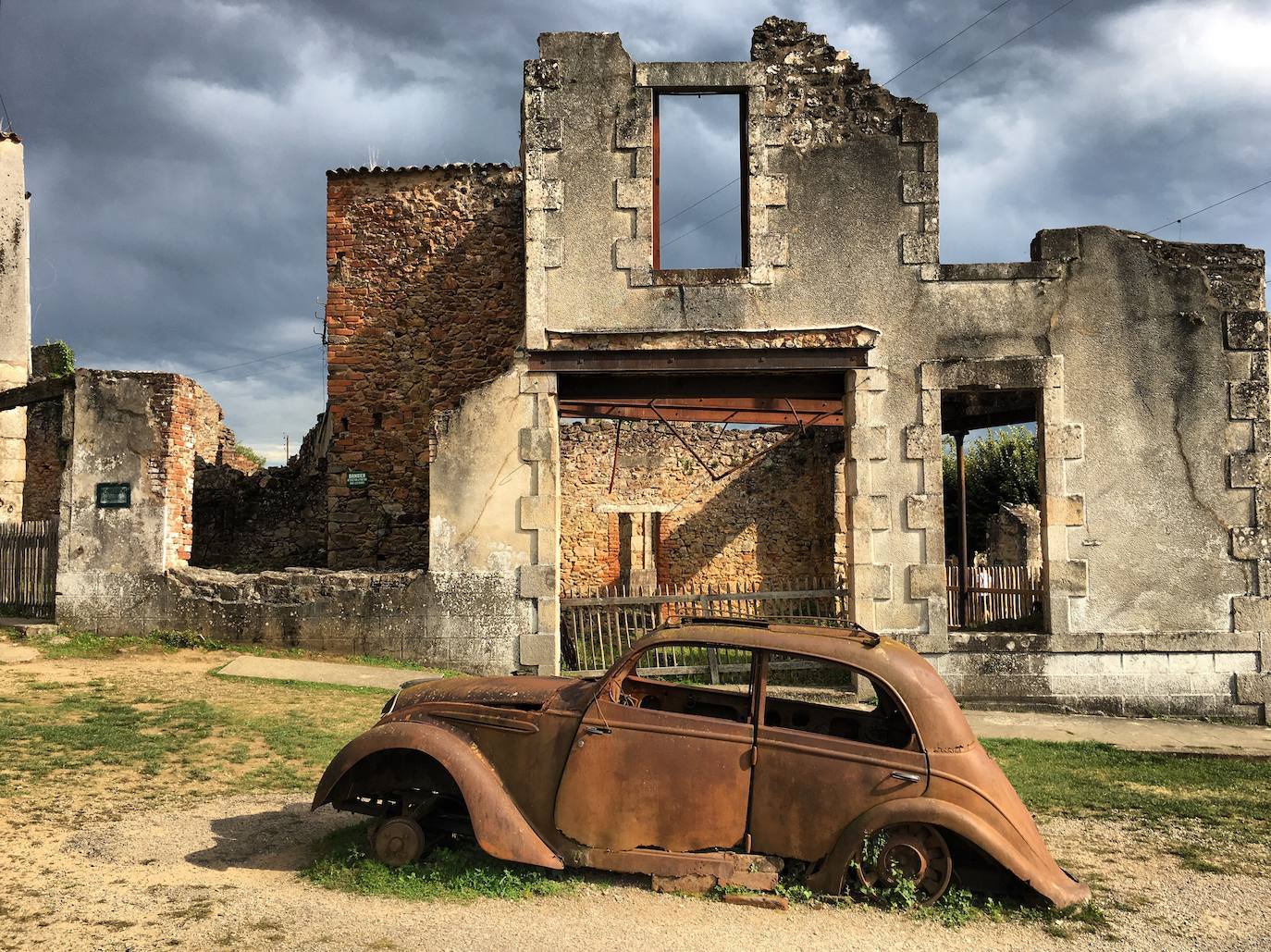 Orador-sur-Glane (Francia) | En junio de 1944 una división blindada de las Waffen-SS paró en esta localidad de regreso a Alemania para tomar represalias contra los civiles durante la Segunda Guerra Mundial. Eliminaron a toda la población del lugar y después lo quemaron. Sus restos son un emblema de los horrores que desencadenan los conflictos bélicos.