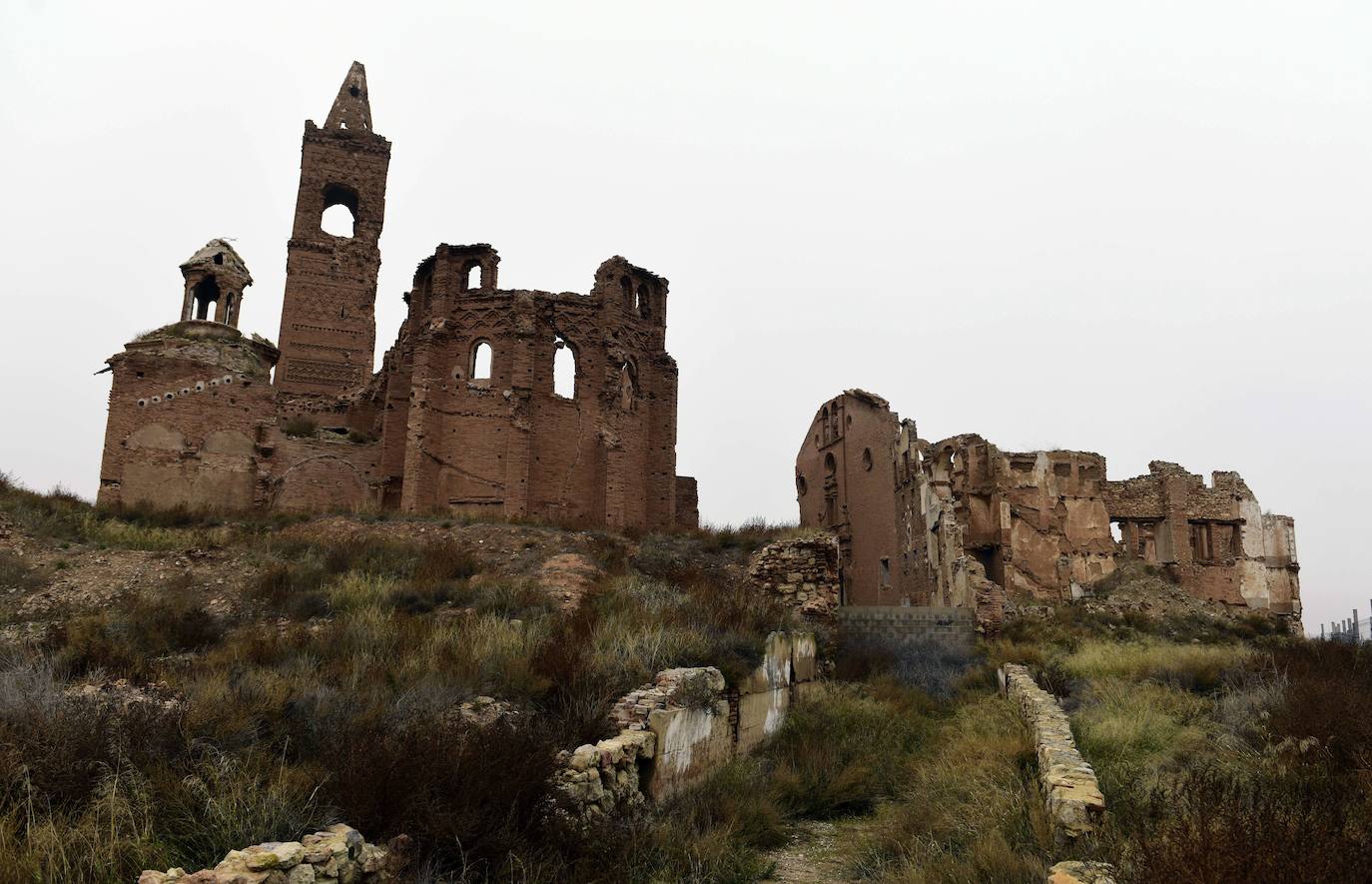 Belchite (Zaragoza, España). Es conocido por haber sido escenario de una de las batallas simbólicas de la Guerra civil española, la batalla de Belchite. Como consecuencia de los enfrentamientos, el pueblo fue destruido. En lugar de su reconstrucción, el régimen de Francisco Franco decidió crear un pueblo nuevo al lado (hoy conocido como Belchite nuevo), dejando intactas las ruinas del anterior como recuerdo de la guerra civil y de lo que se consideraron excesos del bando vencido.