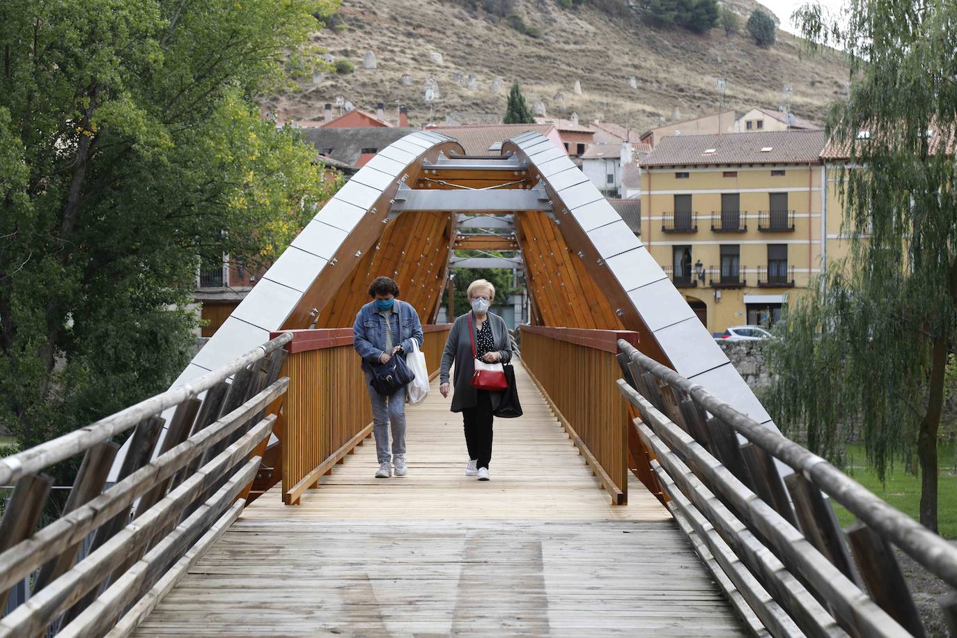 La Confederación Hidrográfica del Duero entrega al Ayuntamiento de Peñafiel las obras de este puente peatonal incluido en la Senda del Duero