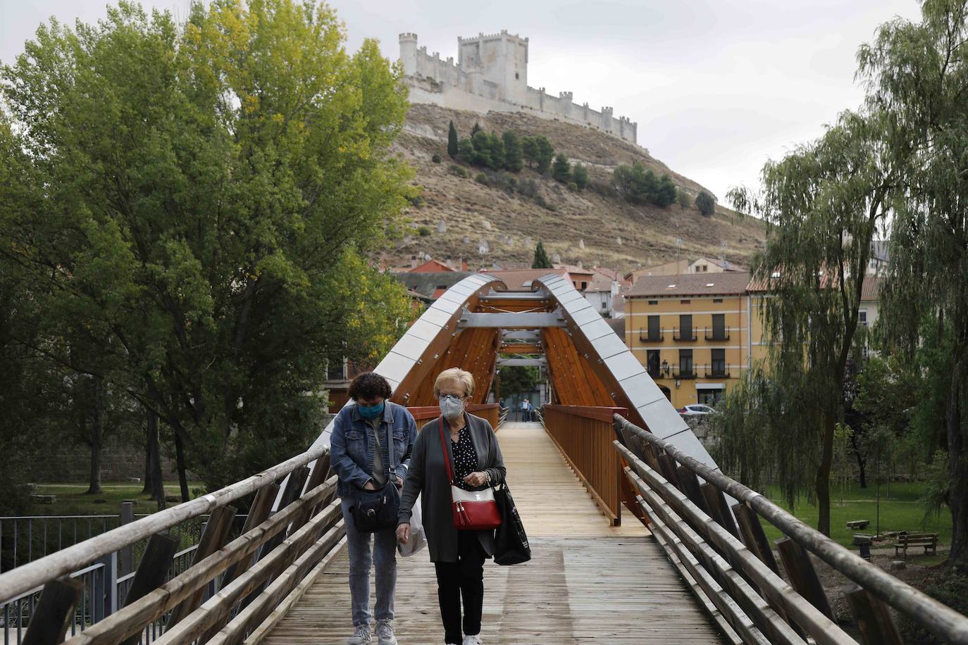 La Confederación Hidrográfica del Duero entrega al Ayuntamiento de Peñafiel las obras de este puente peatonal incluido en la Senda del Duero