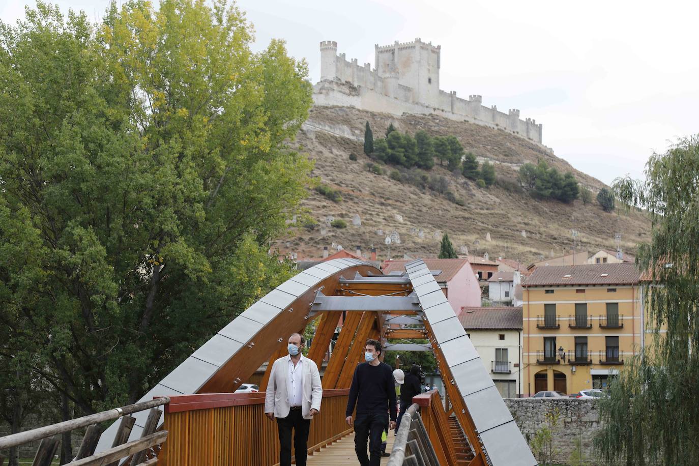 La Confederación Hidrográfica del Duero entrega al Ayuntamiento de Peñafiel las obras de este puente peatonal incluido en la Senda del Duero