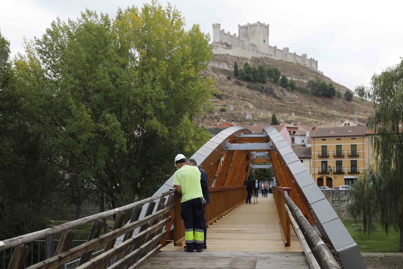 La Confederación Hidrográfica del Duero entrega al Ayuntamiento de Peñafiel las obras de este puente peatonal incluido en la Senda del Duero