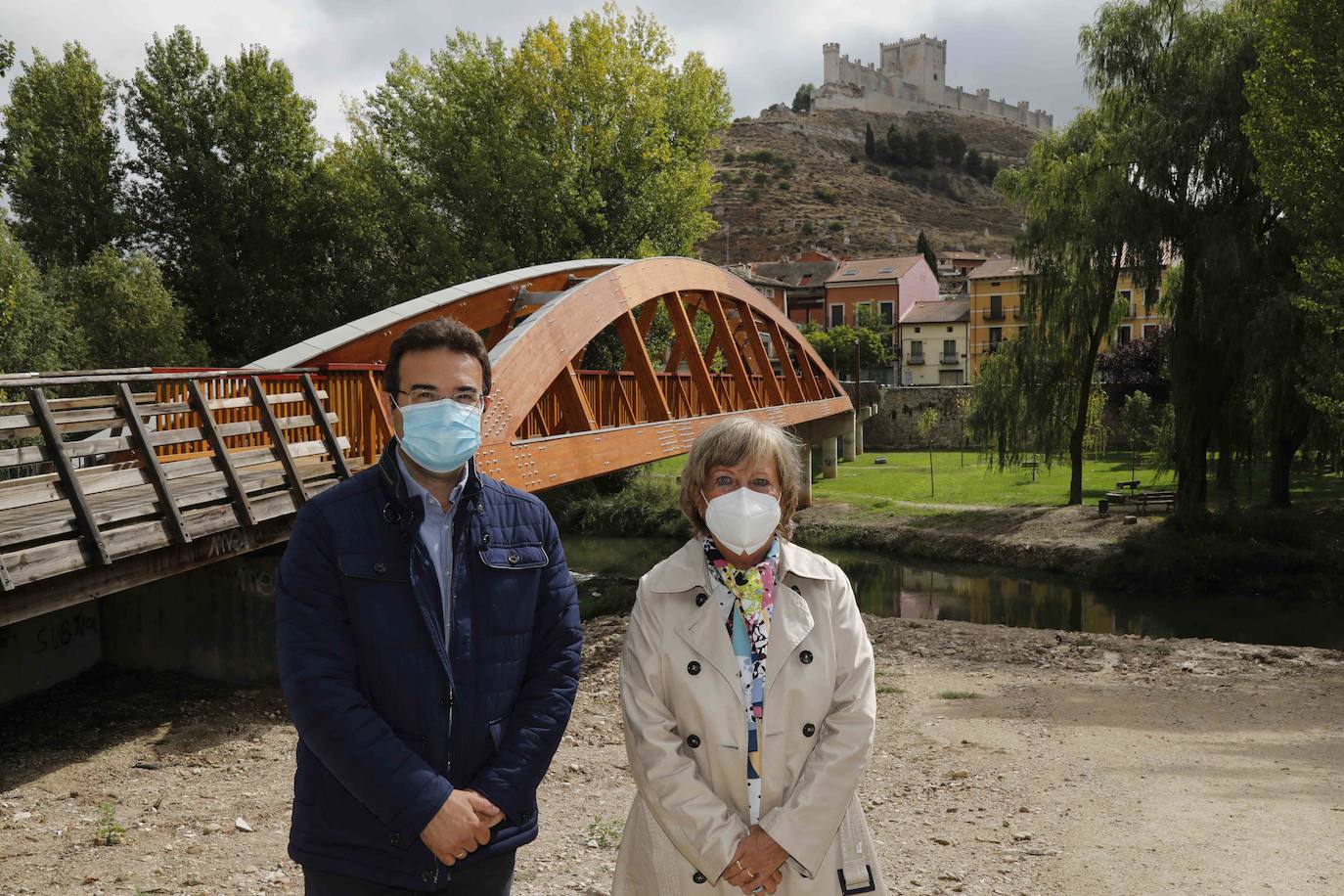La Confederación Hidrográfica del Duero entrega al Ayuntamiento de Peñafiel las obras de este puente peatonal incluido en la Senda del Duero