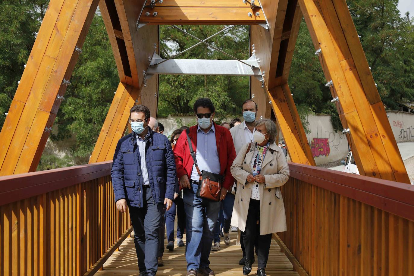 La Confederación Hidrográfica del Duero entrega al Ayuntamiento de Peñafiel las obras de este puente peatonal incluido en la Senda del Duero